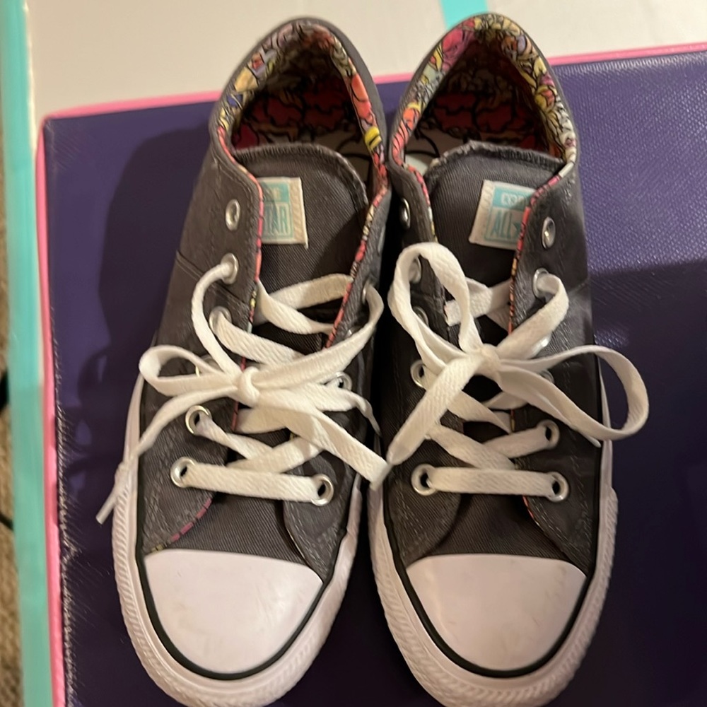 Size 8 gray converse- like new condition